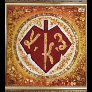 Картина логотипа компании из янтаря в деревянной раме, размер: 60 х 60 см.