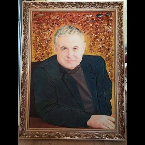 Портрет мужчины из янтаря в деревянной раме. Размер 60 х 80 см.