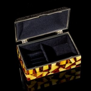 Шкатулка инкрустированная янтарём