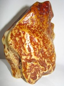 Скала из янтаря. Вес 794 г. Высота 150 мм Основа 120 х 80 мм. Цена договорная.