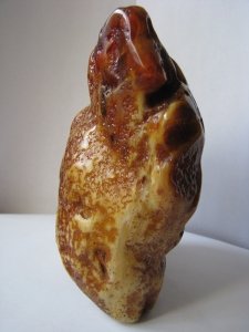 Скала из янтаря. Вес 794 г. Высота 150 мм Основа 120 х 80 мм. Цена договорная.