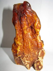 Крест из янтаря. Вес 207 г. Высота 120 мм. Основа 75 х 65 мм. Цена договорная