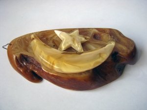 Кулоны из янтаря. Вес 99г. Размеры 115 х 60 х 25 мм. Цена договорная