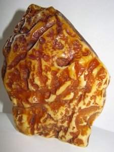 Скала из янтаря. Вес 794 г. Высота 150 мм Основа 120 х 80 мм. Цена договорная.