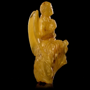 Янтарный ангел, фото готовой скульптуры из янтаря. Высота ангела 16 см., вес скульптуры из янтаря 205 гр.