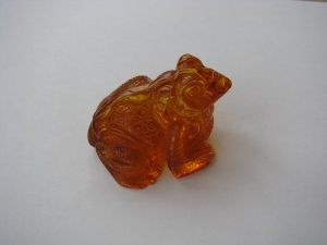Фигурка из янтаря лягушка