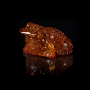 Фигурка из янтаря лягушка