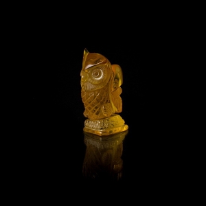 Фигурка из янтаря сова