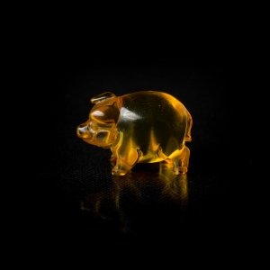 Фигурка из янтаря поросенок