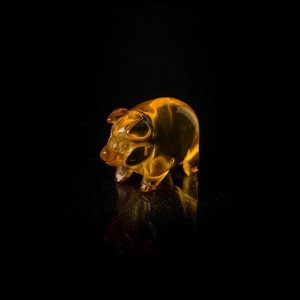 Фигурка из янтаря поросенок