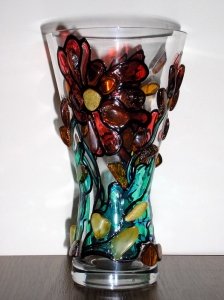 Вазы из янтаря; инкрустированные янтарными камнями.