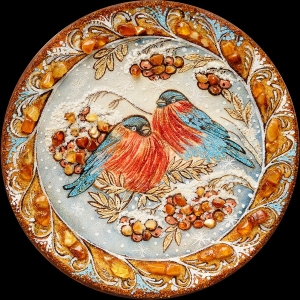 Тарелка из янтаря снегири