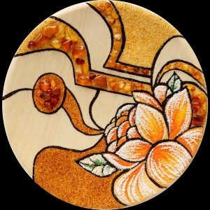 Тарелка из янтаря цветы