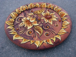 Тарелки из янтаря; инкрустированные янтарными камнями.