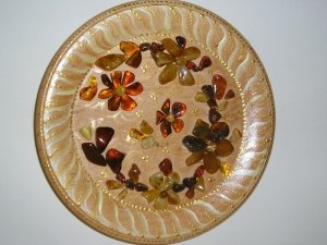 Тарелки из янтаря; инкрустированные янтарными камнями.