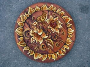 Тарелки из янтаря; инкрустированные янтарными камнями.