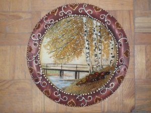 Тарелки из янтаря; инкрустированные янтарными камнями.