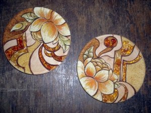 Тарелки из янтаря; инкрустированные янтарными камнями.