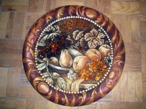 Тарелки из янтаря; инкрустированные янтарными камнями.
