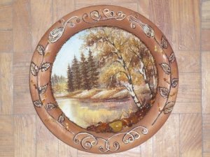 Тарелки из янтаря; инкрустированные янтарными камнями.