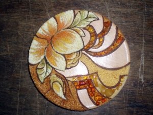 Тарелки из янтаря; инкрустированные янтарными камнями.