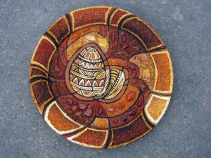 Тарелки из янтаря; инкрустированные янтарными камнями.