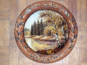 Тарелки из янтаря; инкрустированные янтарными камнями.