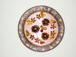 Тарелки из янтаря; инкрустированные янтарными камнями.