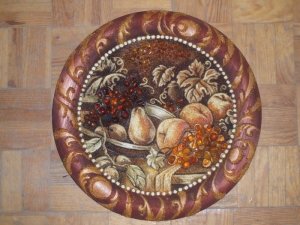 Тарелки из янтаря; инкрустированные янтарными камнями.