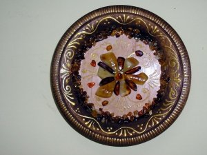 Тарелки из янтаря; инкрустированные янтарными камнями.