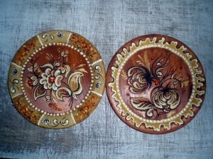 Тарелки из янтаря; инкрустированные янтарными камнями.