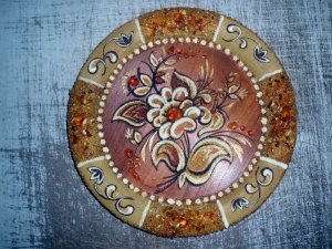 Тарелки из янтаря; инкрустированные янтарными камнями.