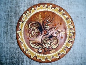 Тарелки из янтаря; инкрустированные янтарными камнями.