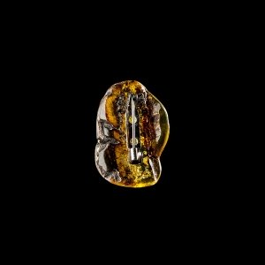 Брошь из янтаря