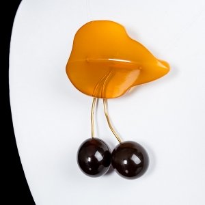 Брошь из янтаря