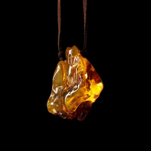 Кулон из натурального янтаря, природной формы
