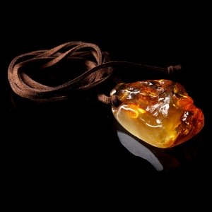 Янтарный кулон из полированного янтаря