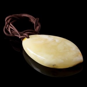 Янтарный, матовый кулон