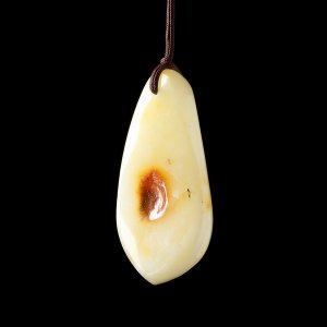 Натуральный матовый янтарный кулон