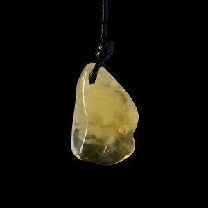 Кулон из янтаря природного происхождения