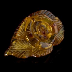 Брошь из янтаря