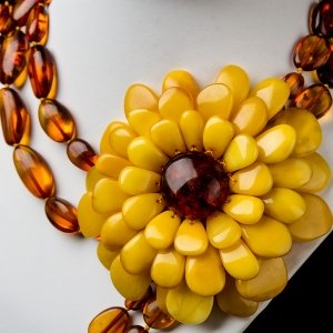 Ожерелья из янтаря