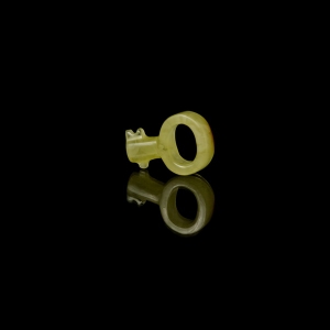 Сувенир из янтаря ключик