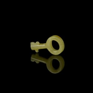 Сувенир из янтаря ключик