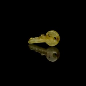 Сувенир из янтаря ключик