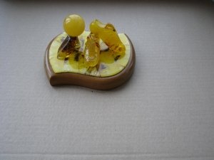 Бутсы из натурального кускового - живого янтаря. Размер площадки - 170 Х 130 мм. Общая высота с подставкой по мячу - 100 мм. Высота без подставки 80 мм. Длина бутс - 80 мм. Диаметр мяча - 38 мм. Скала (под мячом) - 50 х 30 х 30 мм. Общий вес 380 гр.