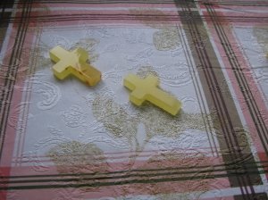 Крест из янтаря. Размер креста 3,8 х 2,5 см. Вес 3 г.