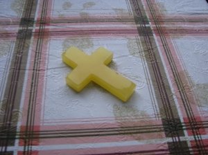 Крест из янтаря. Размер креста 8 х 5,5 см. Ширина креста 2 см. Толщина креста 1 см. Вес 22 г.