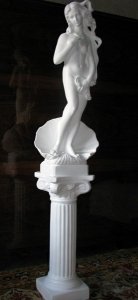 Статуя на новоселье. Статуя из гипса Рождение Венеры, высота h=85 см. Основа - квадрат 20 # 20 cм. Колонна из гипса, высота h=70 см. Основа - квадрат 25 # 25 см. Цена статуи с колонной = 5000 грн.