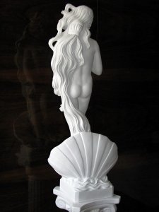 Статуя на новоселье. Статуя из гипса Рождение Венеры, высота h=85 см. Основа - квадрат 20 # 20 cм. Колонна из гипса, высота h=70 см. Основа - квадрат 25 # 25 см. Цена статуи с колонной = 5000 грн.